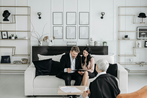 advisor talking to couple on couch